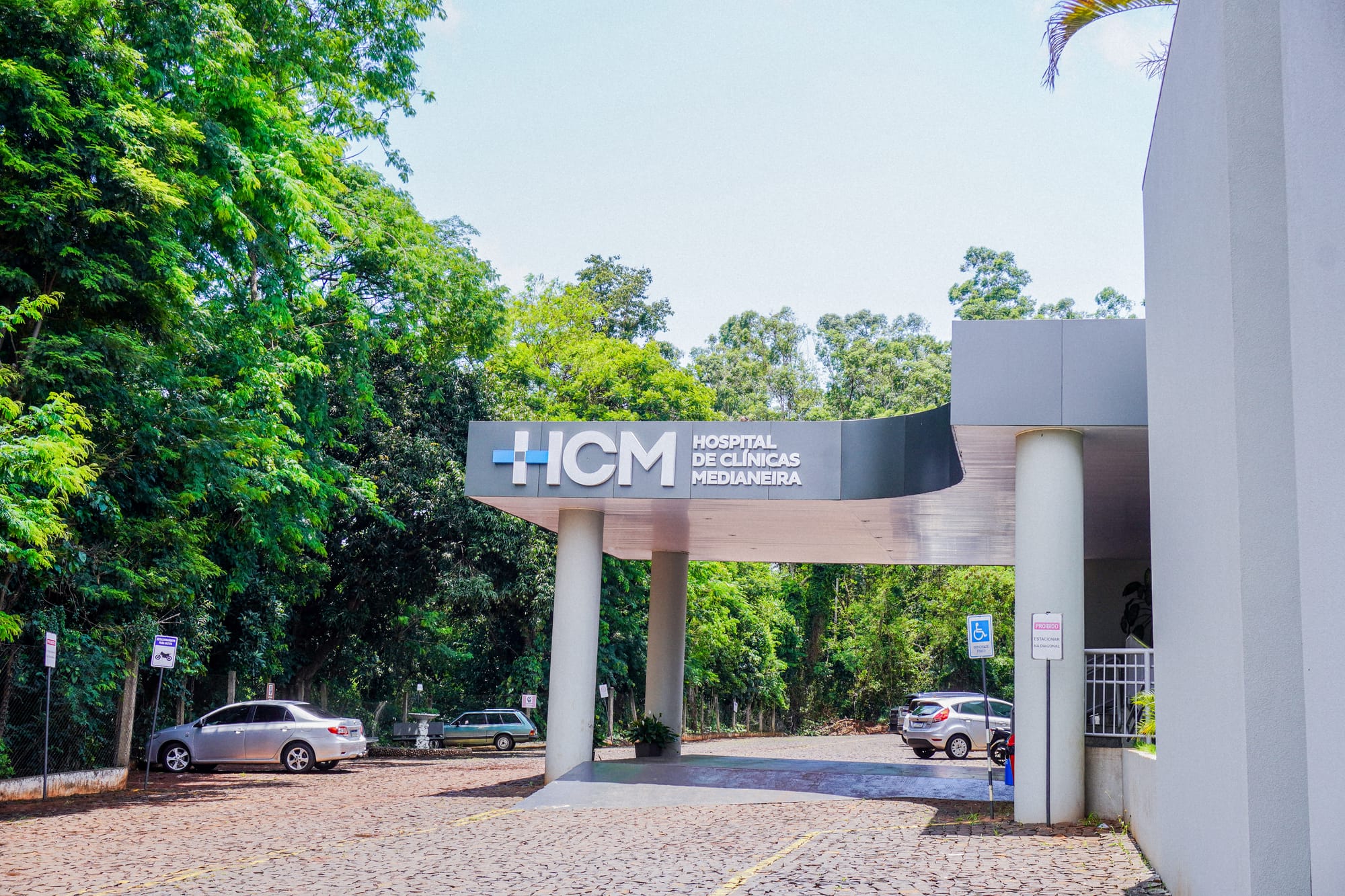 Acesso e estacionamento do Hospital de Clínicas Medianeira